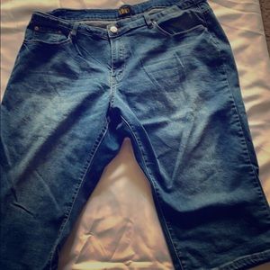 Cropped plus size blue jeans with bling pockets